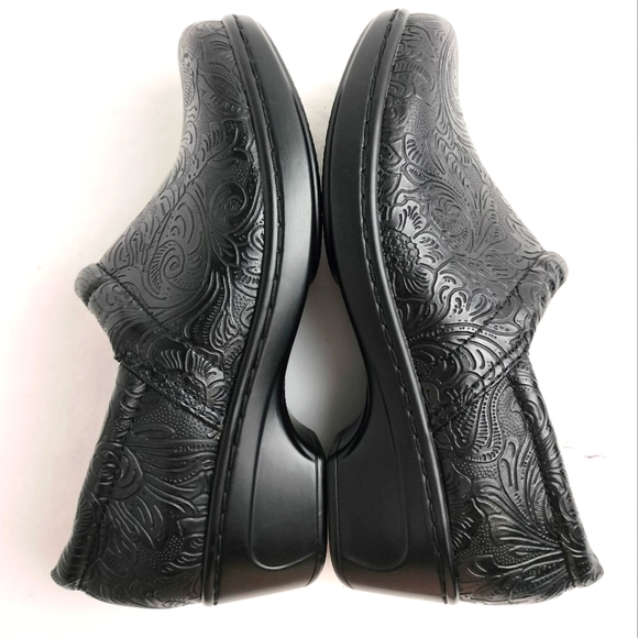 NWOT Yuü 'Bethanee' Black Tooled Faux Leather Clogs Sz. 6 - Picture 8 of 11